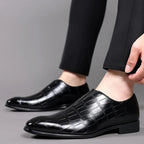 Mocassins effet croco marron portés sur un pied, vue en situation