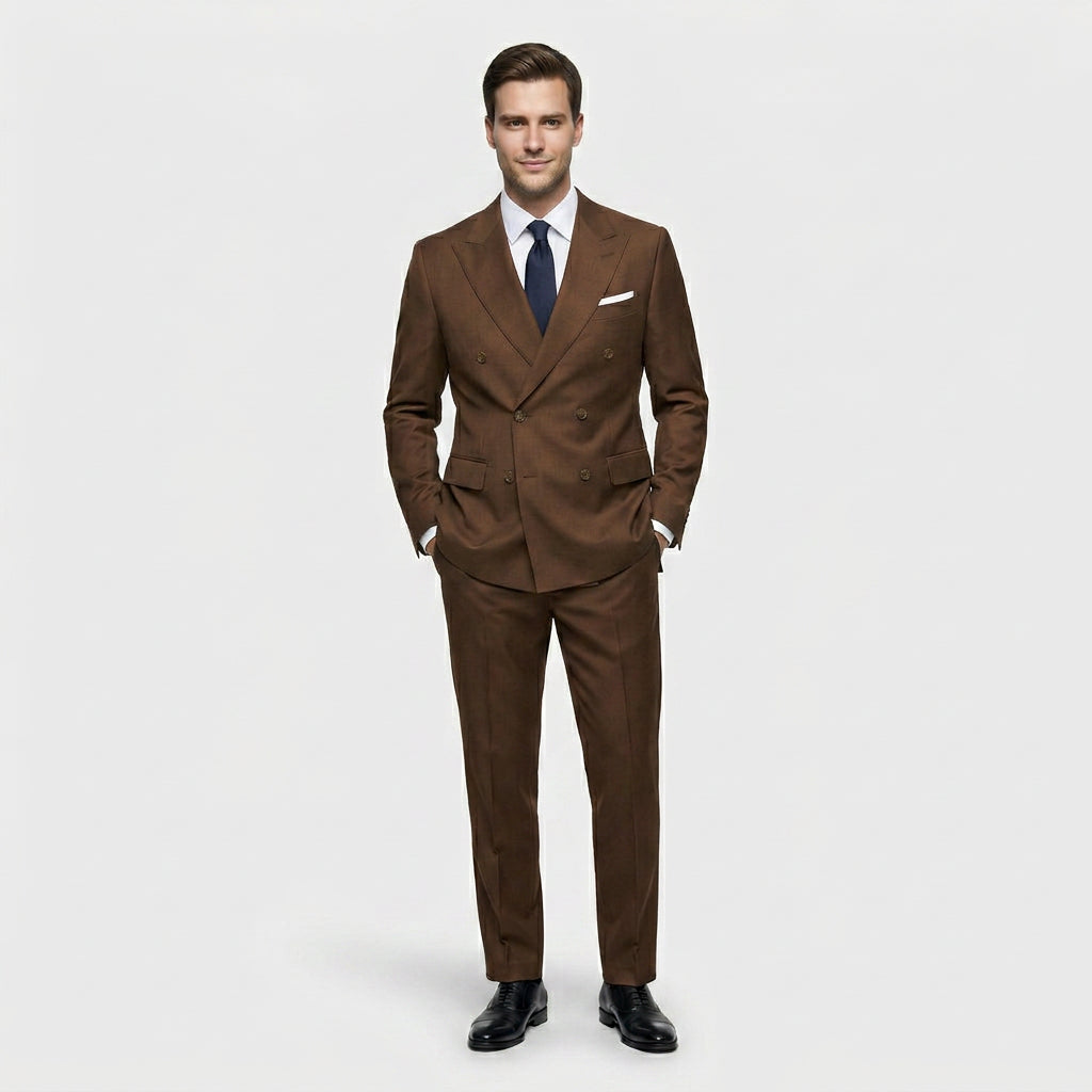 Homme portant un costume deux pièces croisé marron avec revers pointus
