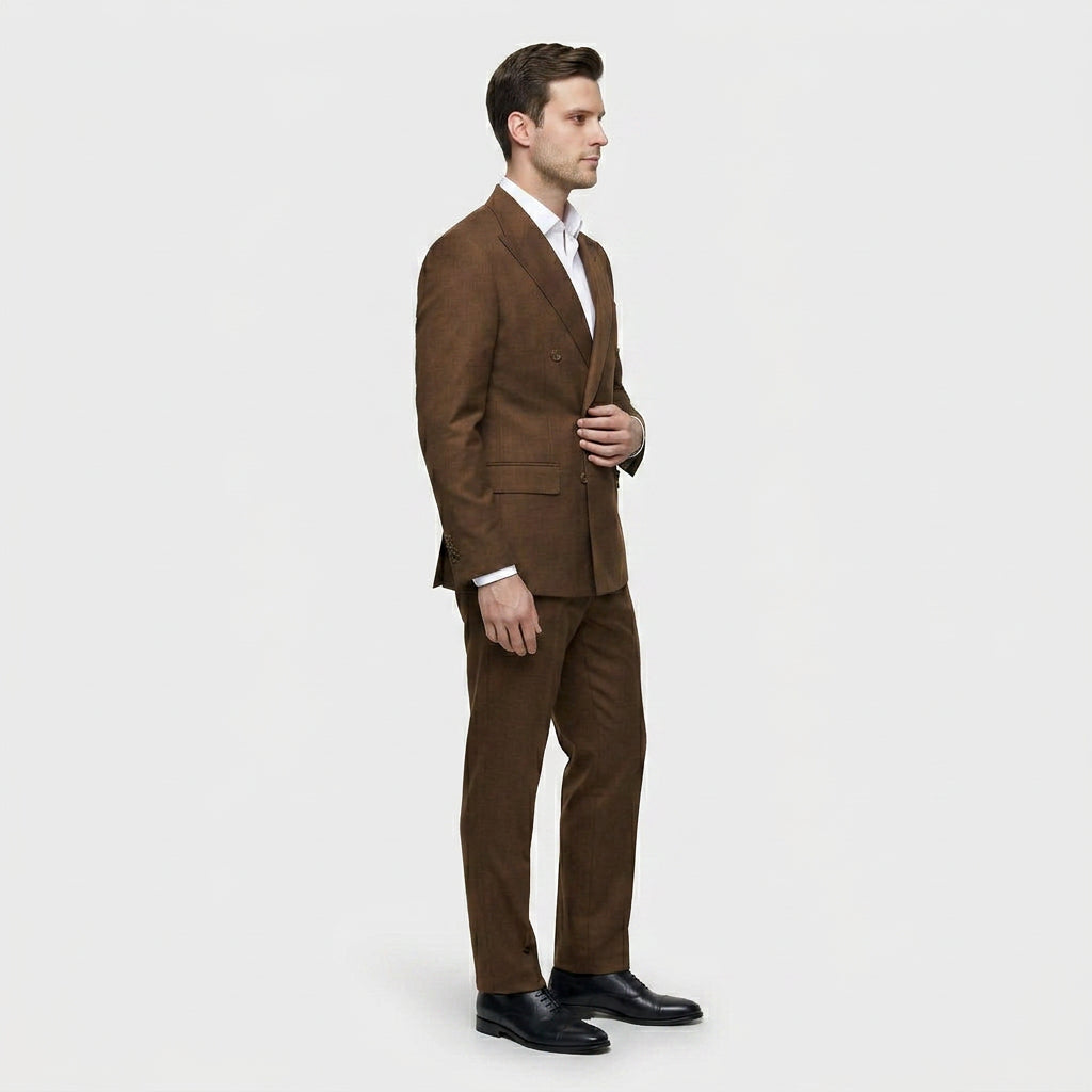 Détail de la veste croisée avec revers pointus du costume