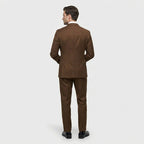 Vue de profil du costume marron avec pantalon coordonné