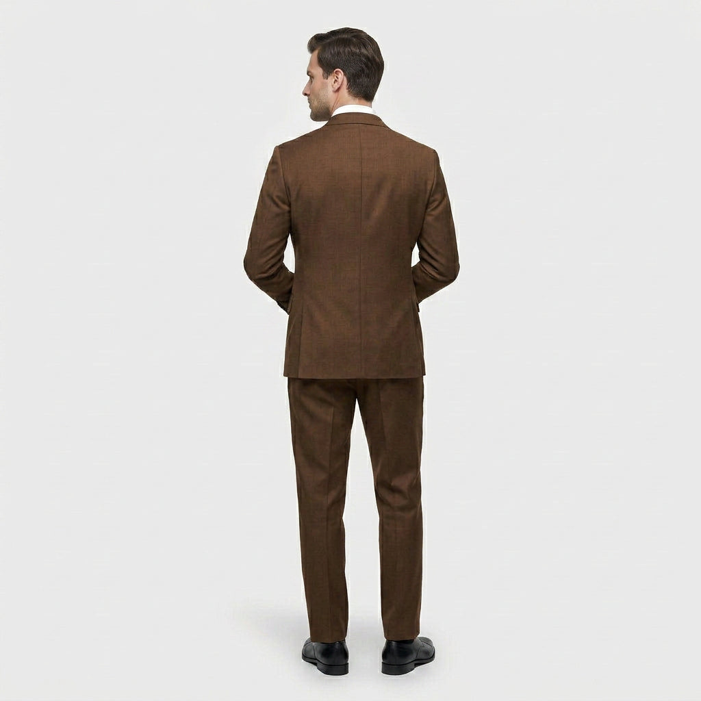 Vue de profil du costume marron avec pantalon coordonné