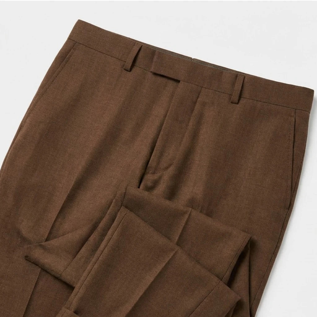 Détail du pantalon et de la longueur de la veste du costume