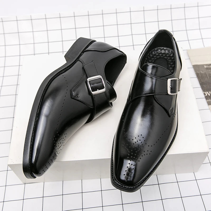 Chaussure monk-strap vue de face, détail de la boucle