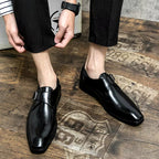 Richelieu monk-strap de trois-quarts, mise en avant du cuir