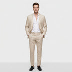 Costume slim gris charbon avec chemise pose bureau