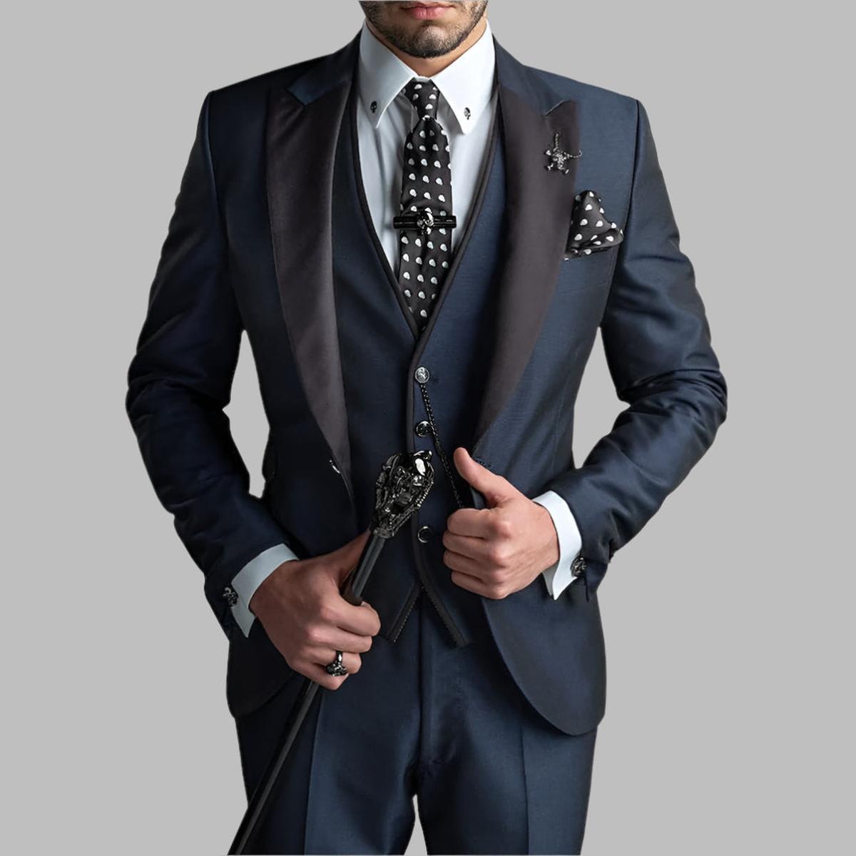 Gros plan sur les revers en satin noir de la veste