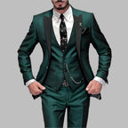 Homme portant costume trois pièces vert forêt avec revers noirs, vue de face