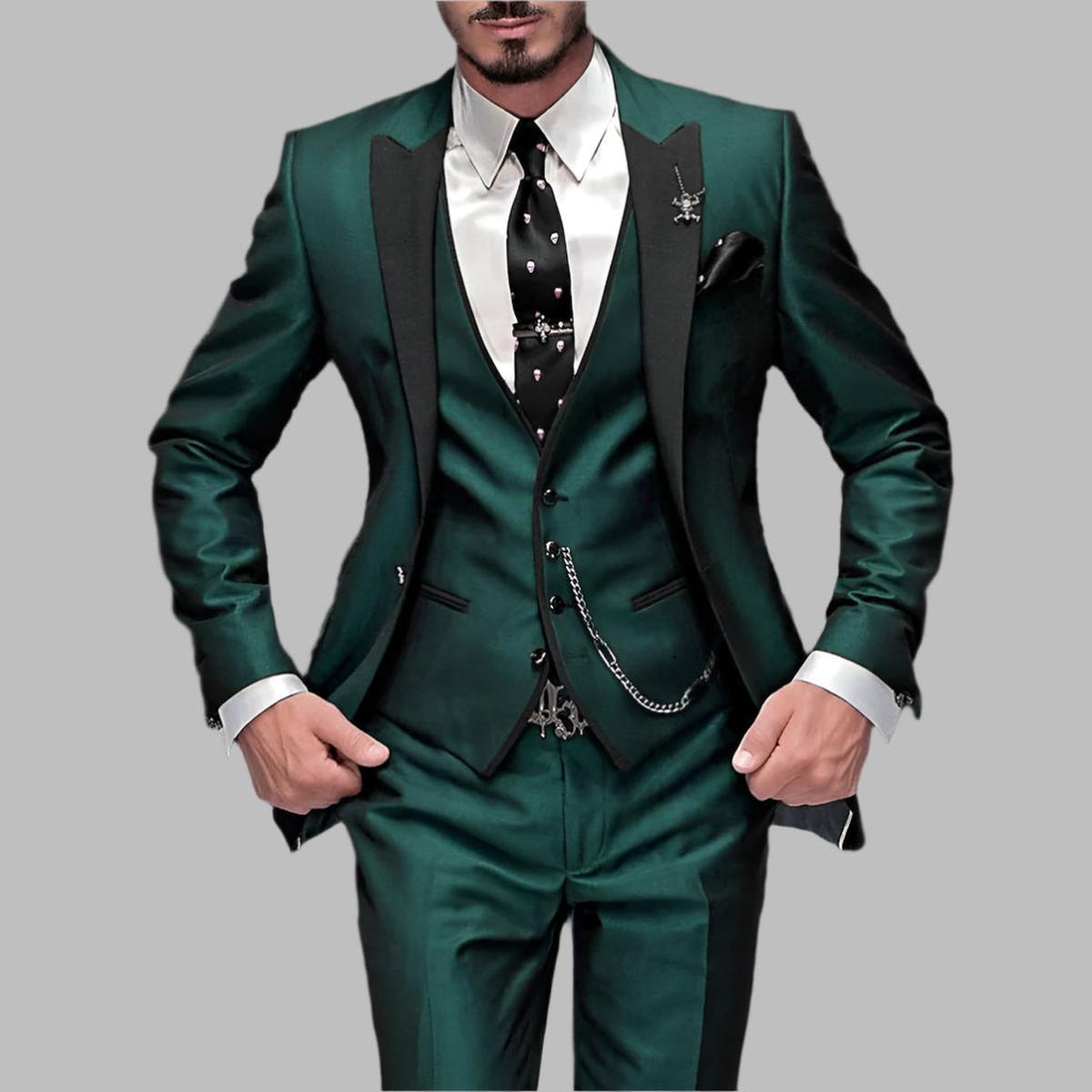 Homme portant costume trois pièces vert forêt avec revers noirs, vue de face