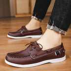 Vue arrière paire chaussures bateau contrastantes