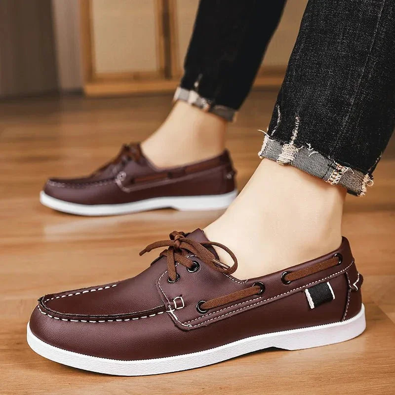 Vue arrière paire chaussures bateau contrastantes