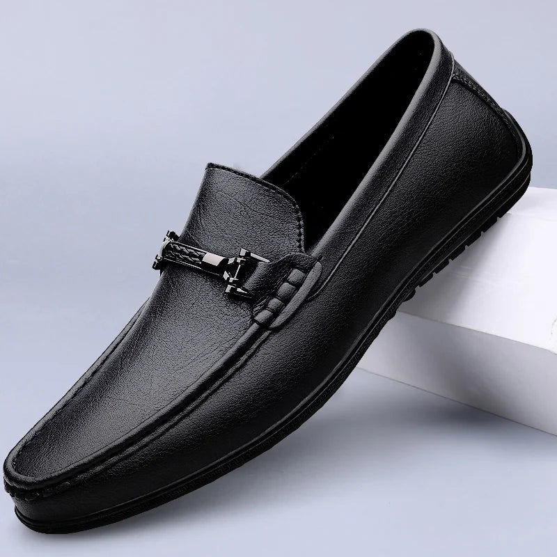 Paire de mocassins bleu marine posée à plat, vue de dessus
