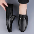 Mocassins portés aux pieds, vue de trois quarts debout