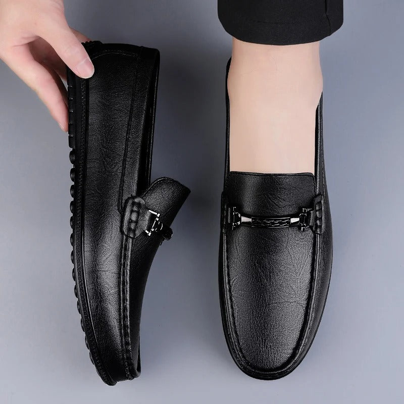 Mocassins portés aux pieds, vue de trois quarts debout