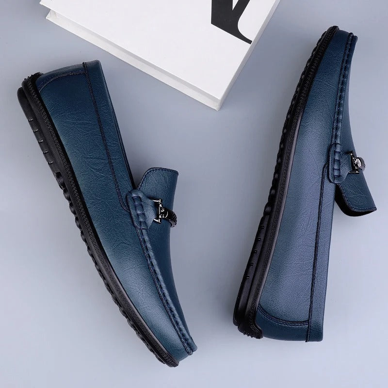 Mocassins portés aux pieds, vue de profil en situation