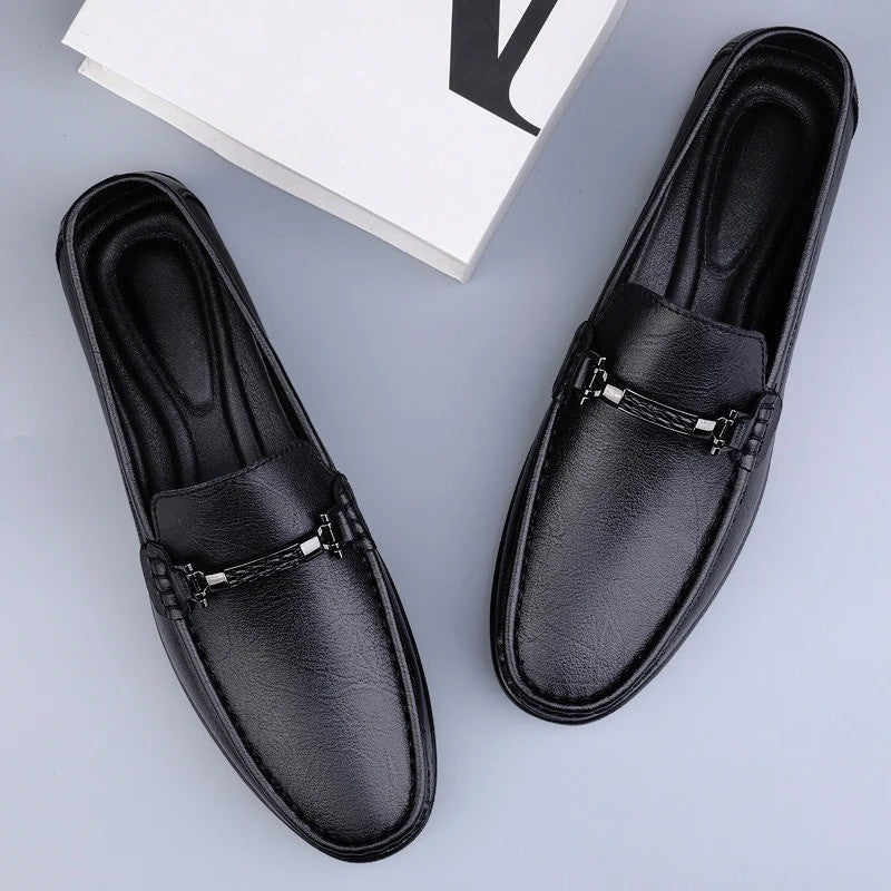 Mocassins posés sur surface neutre, angle légèrement plongeant