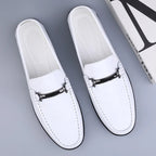 Vue d'ensemble de la paire de mocassins sur fond blanc