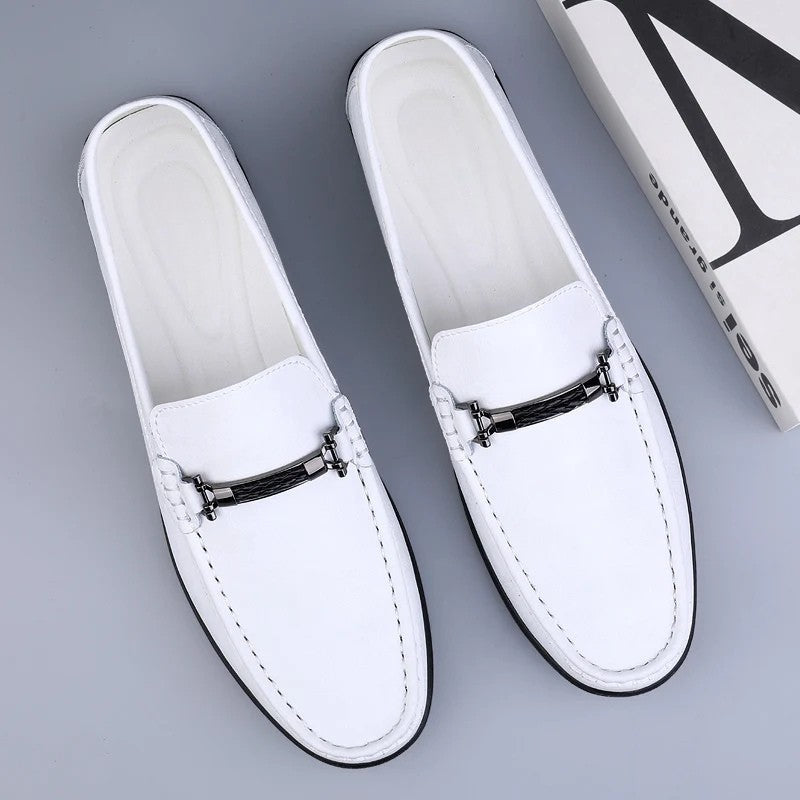 Vue d'ensemble de la paire de mocassins sur fond blanc