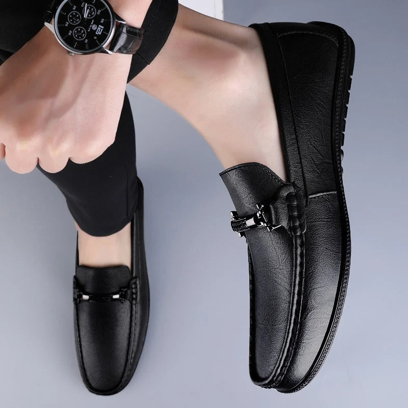 Vue de face des mocassins en cuir bleu marine
