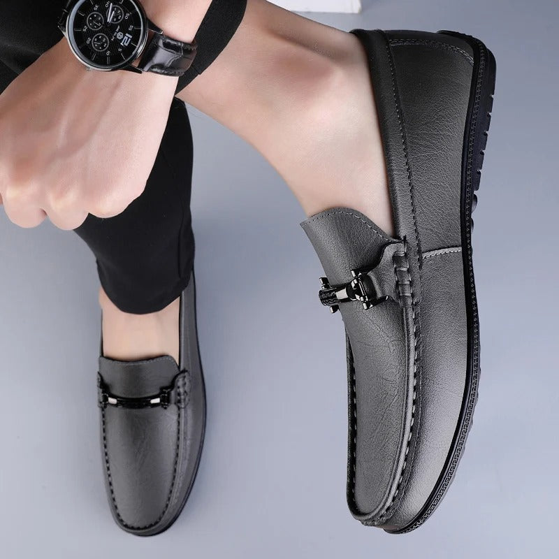 Vue arrière des mocassins en cuir bleu marine