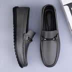 Mocassin tenu en main, zoom sur la qualité du cuir