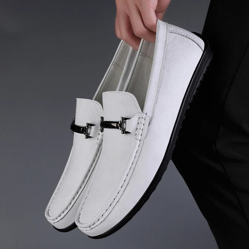 Détail de la couture et du cuir lisse bleu marine