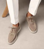 Paire de mocassins en daim marine posée à plat, vue de dessus