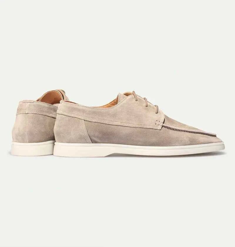 Profil gauche du mocassin en daim avec surpiqûres contrastées
