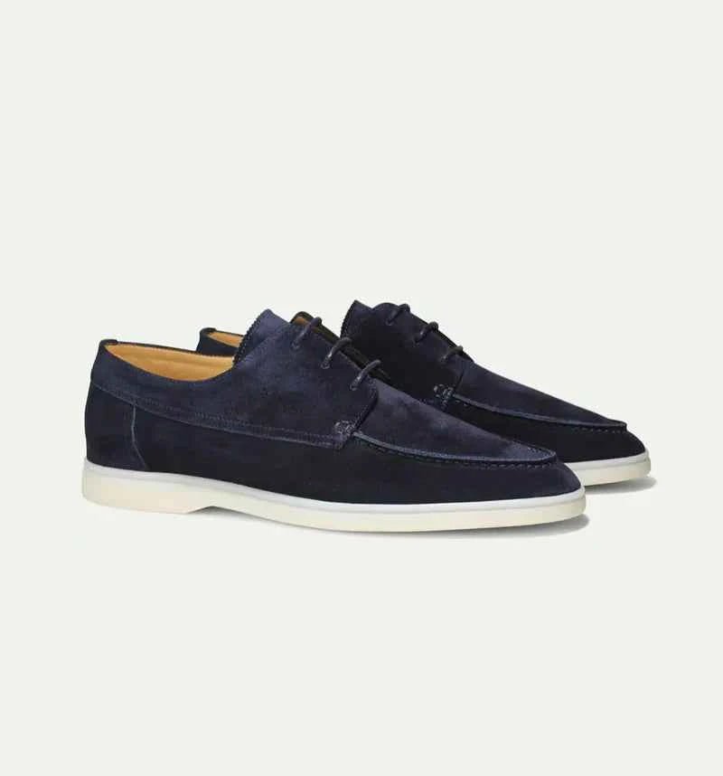 Détail de la semelle légère du mocassin en daim marine