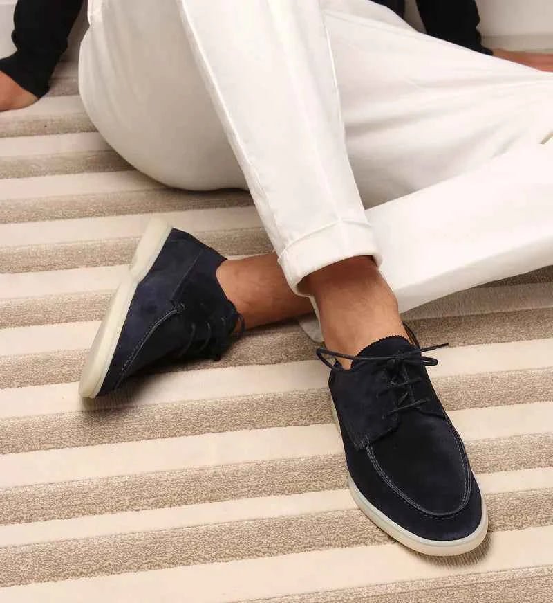 Mocassins à lacets en daim bleu marine, vue de trois quarts
