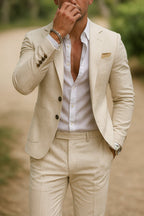 Homme portant la veste de costume lin, vue de trois quarts