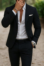 Homme en veste lin smart-casual, pose debout
