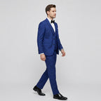 Homme portant le costume bleu roi de profil