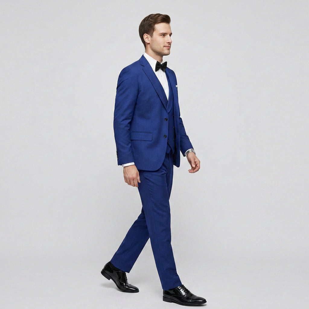 Homme portant le costume bleu roi de profil