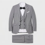 Homme en costume trois pièces position debout de face