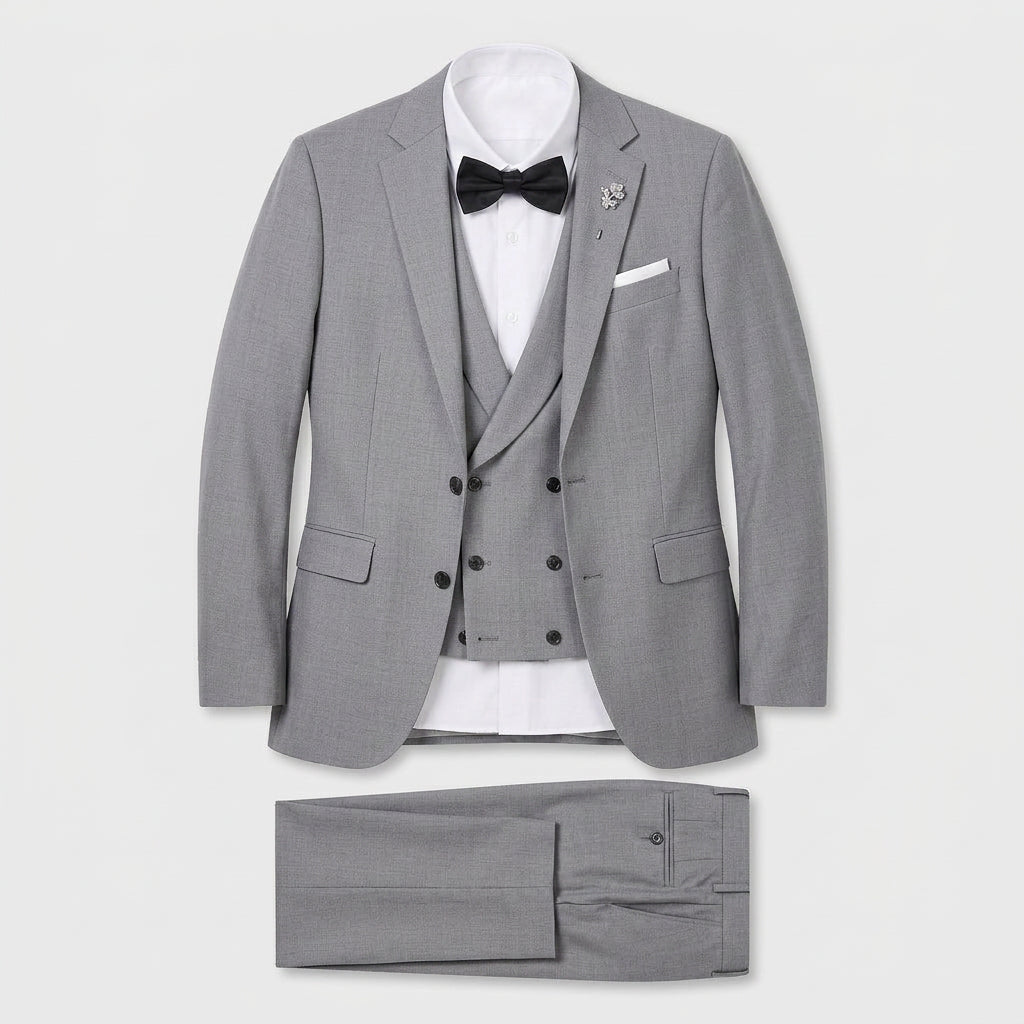 Homme en costume trois pièces position debout de face
