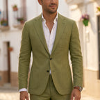 Détail du blazer vert sauge avec boutonnage simple et revers crantés
