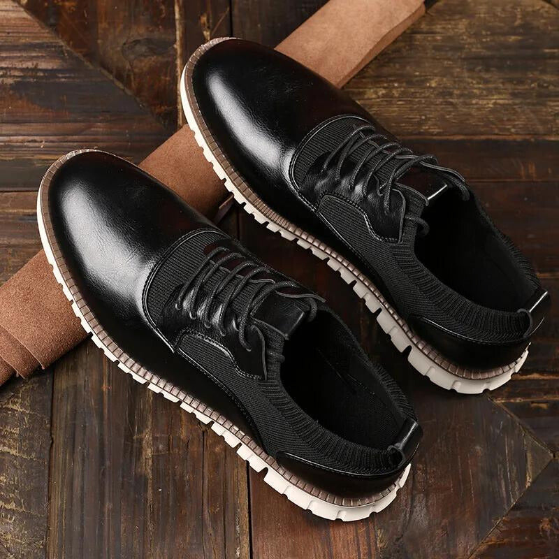 Paire de chaussures en cuir marron à lacets, vue de côté gauche