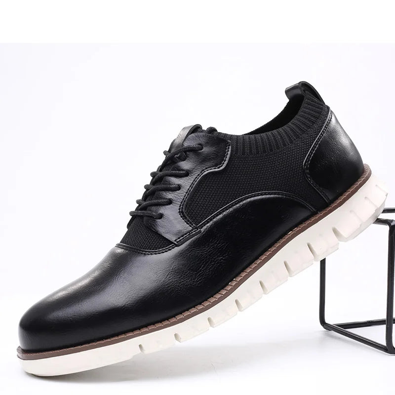 Vue arrière des deux chaussures en cuir marron clair