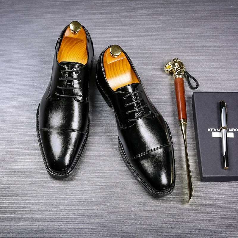 Détail du bout fleuri et des lacets sur l'oxford en cuir homme