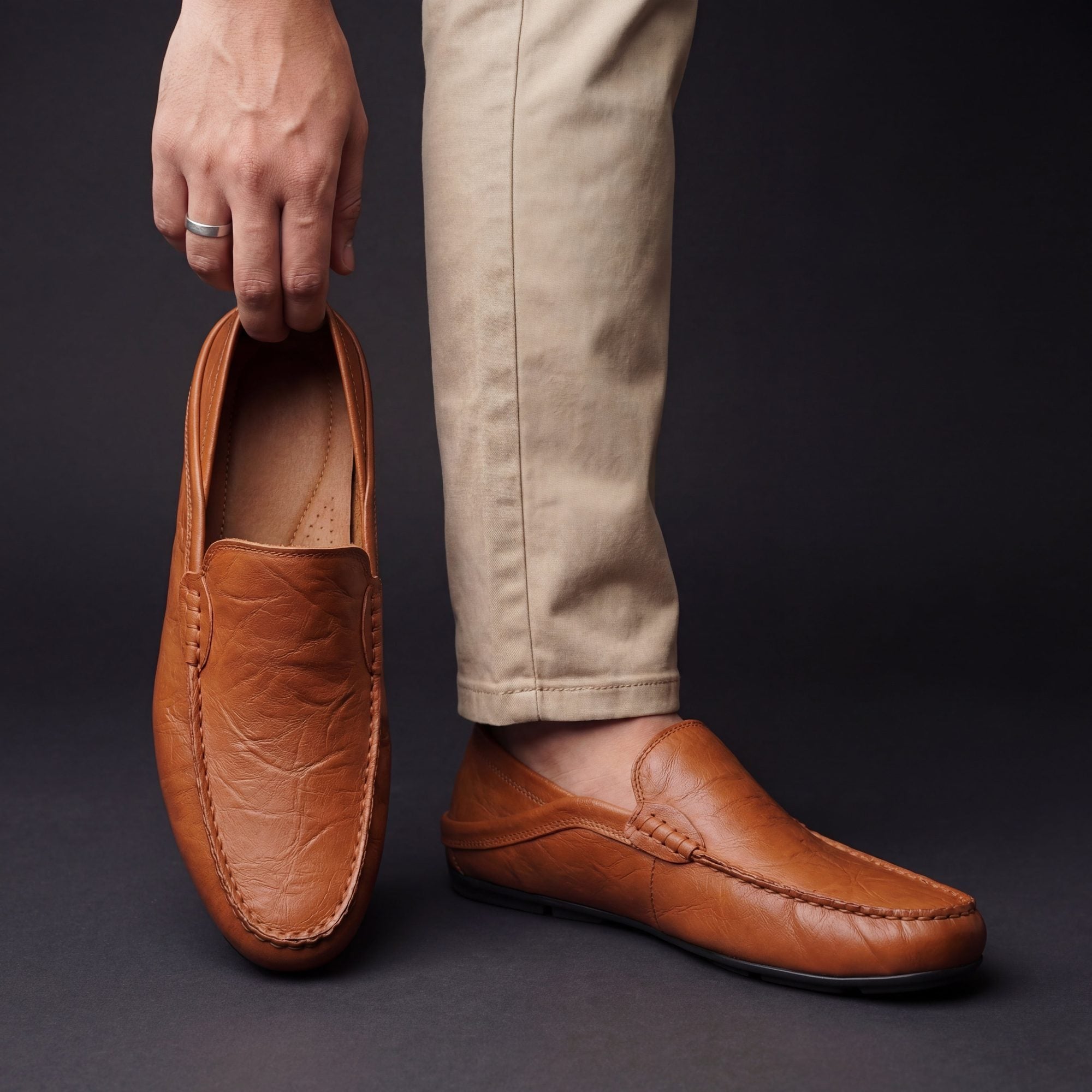 Détail de la découpe et finitions du mocassin