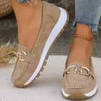 Mocassins compensés à boucle dorée pour femme
