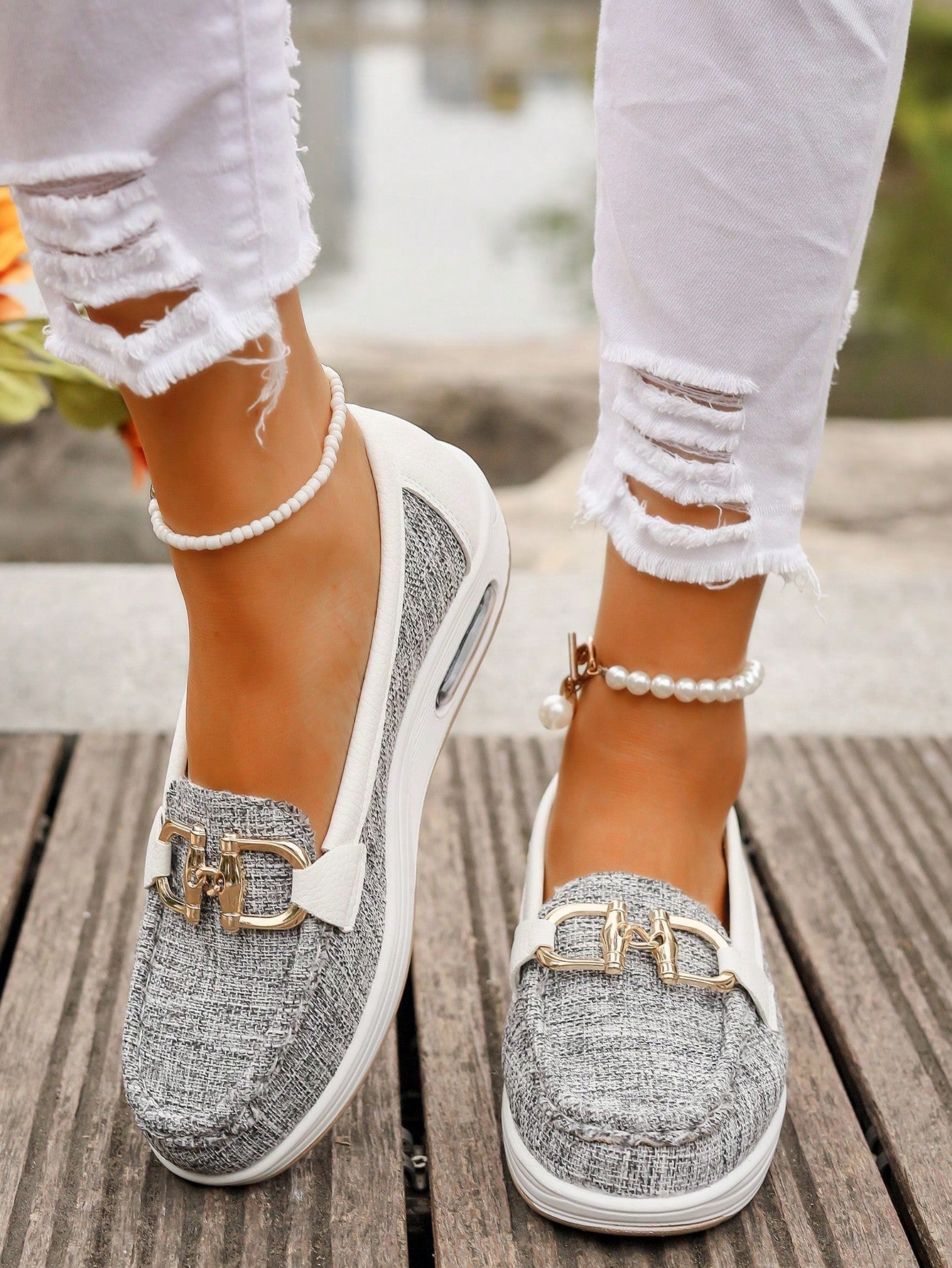 Mocassins compensés à boucle dorée gris pour femme