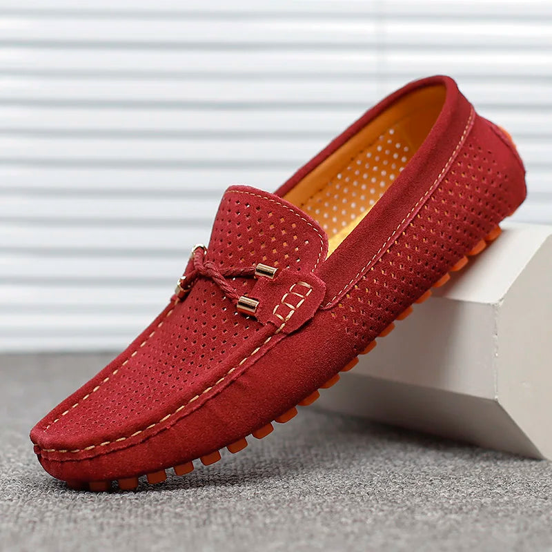 Mocassins perforés détail nœud semelle crantée rouge pour homme