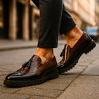 Mocassins effet croco à pompons pour homme