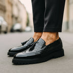 Mocassins effet croco à pompons pour homme