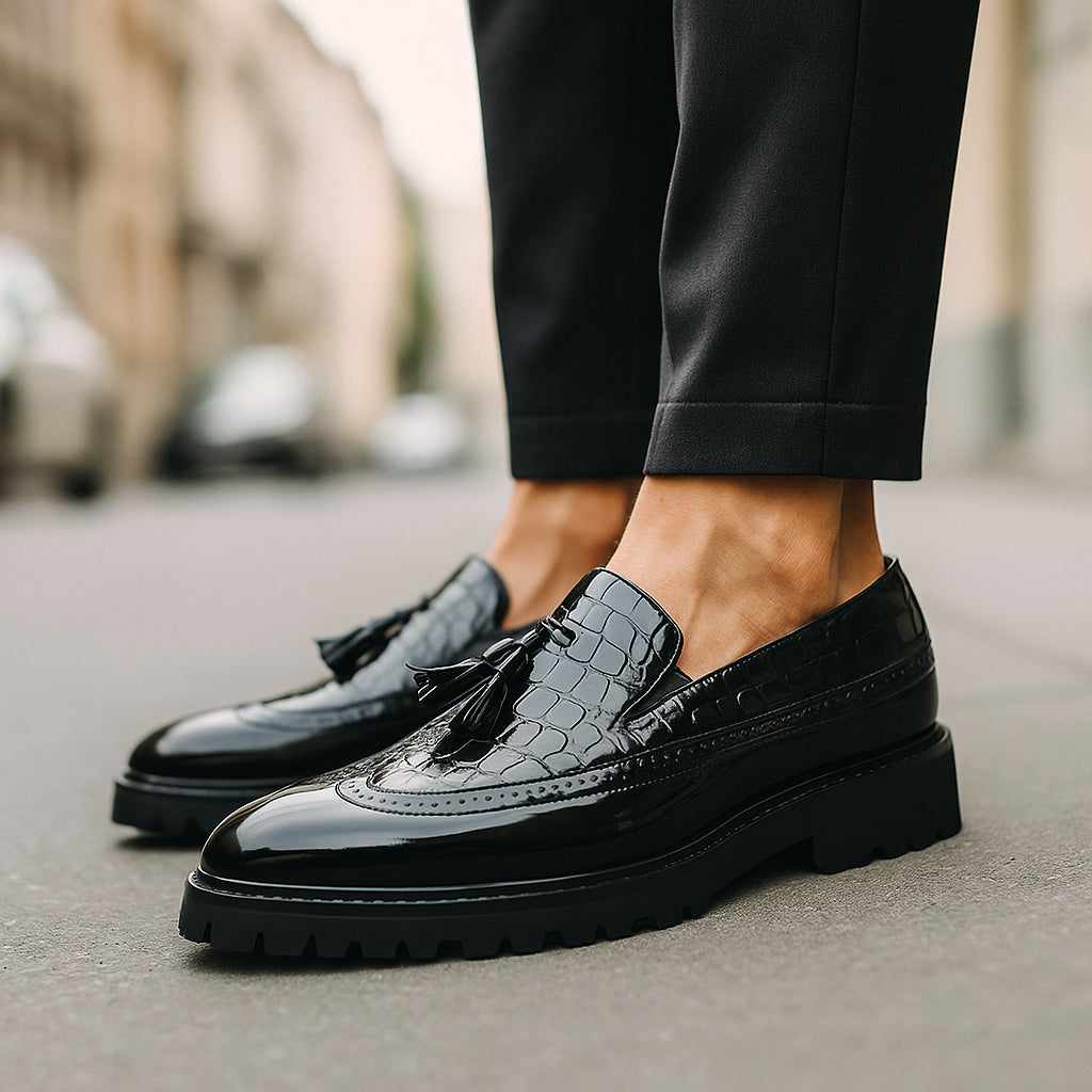 Mocassins effet croco à pompons pour homme