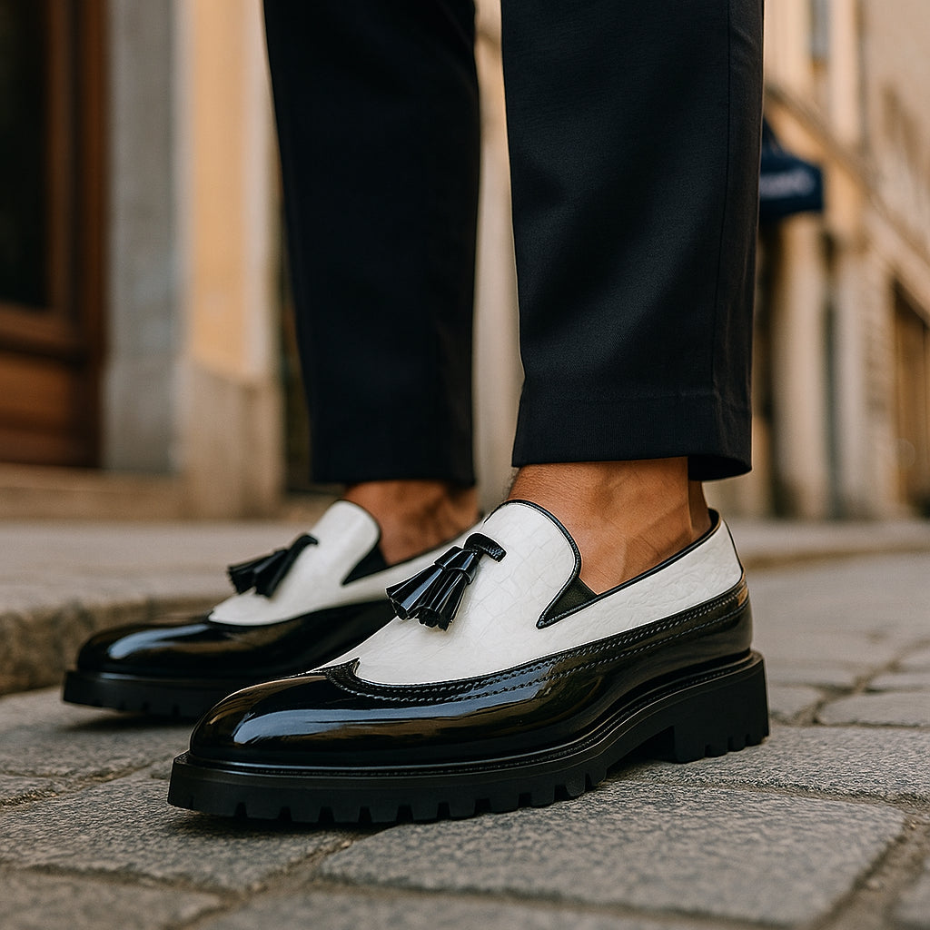 Mocassins effet croco à pompons pour homme