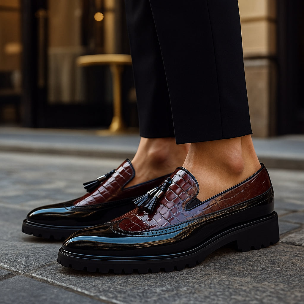 Mocassins effet croco à pompons pour homme