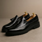 Mocassins effet croco à pompons pour homme