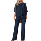 Femme portant une combinaison mousseline beige avec manches chauve-souris, vue de face